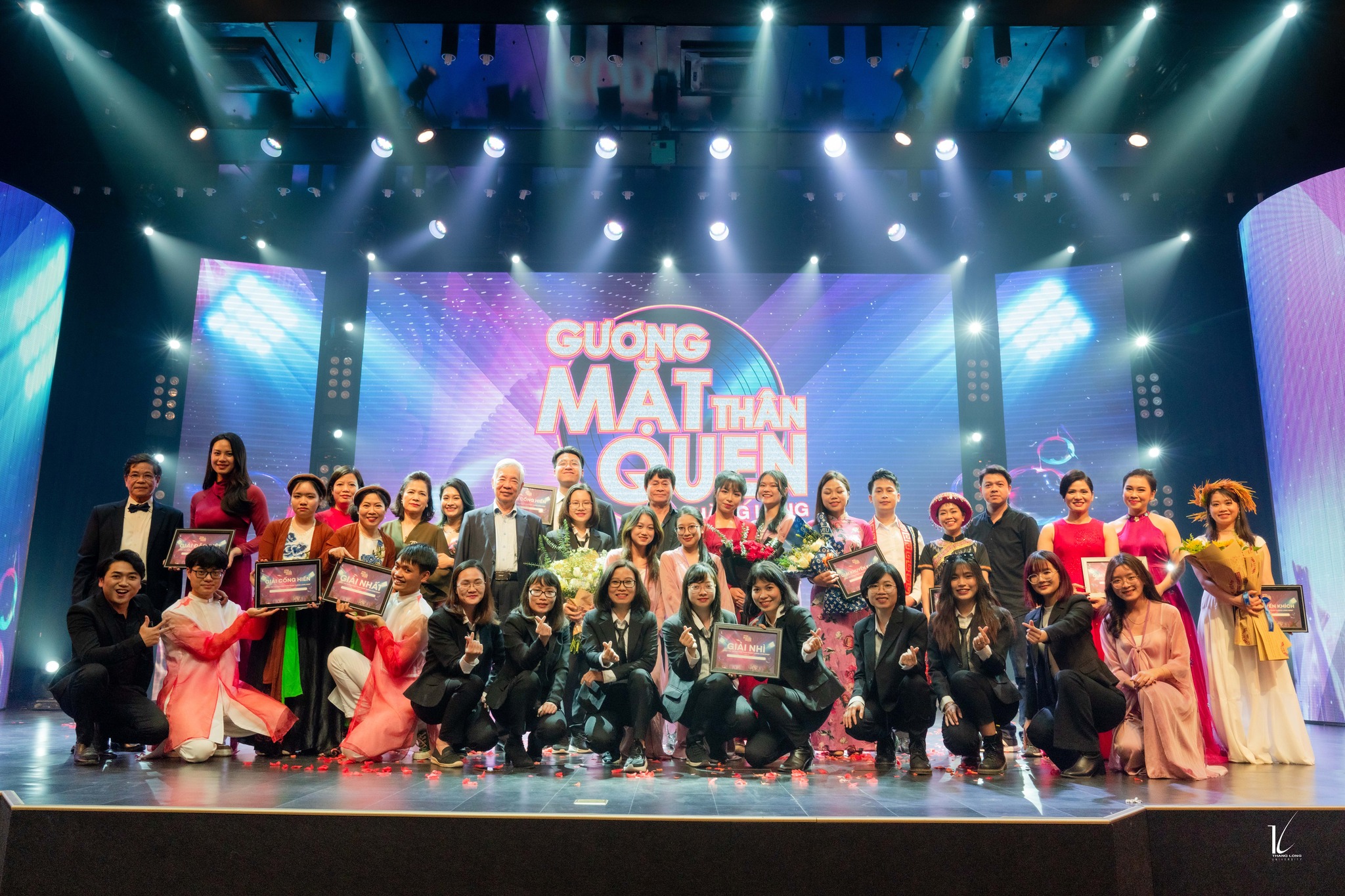 Tập thể đội thi