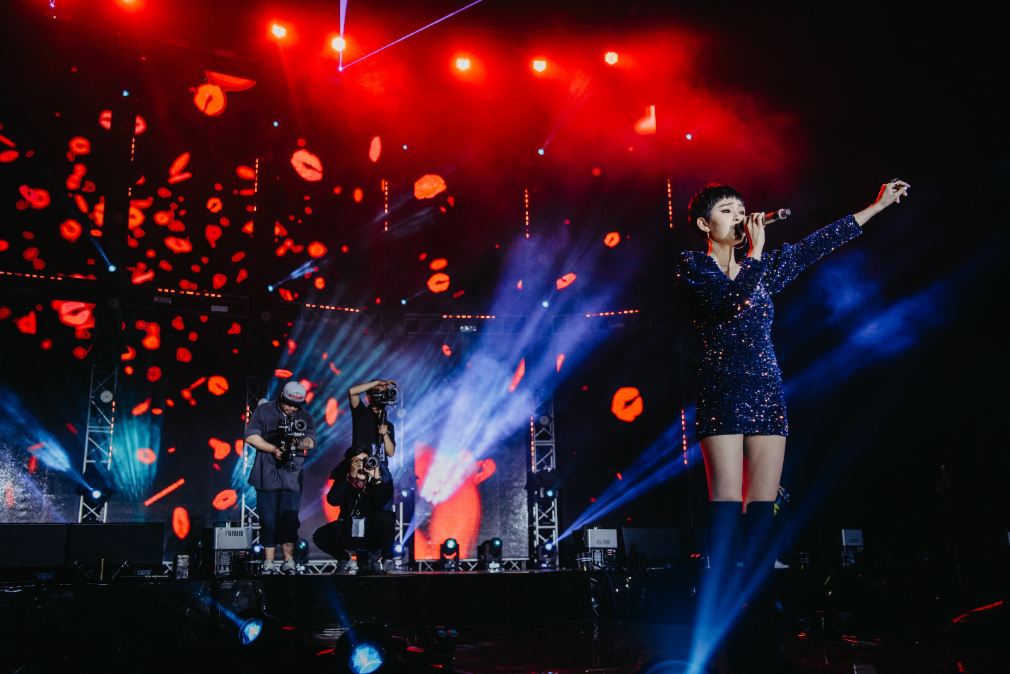 Ca sĩ trẻ Hiền Hồ với vẻ ngoài không thể xinh đẹp hơn làm nóng cả sân khấu với những ca khúc quen thuộc