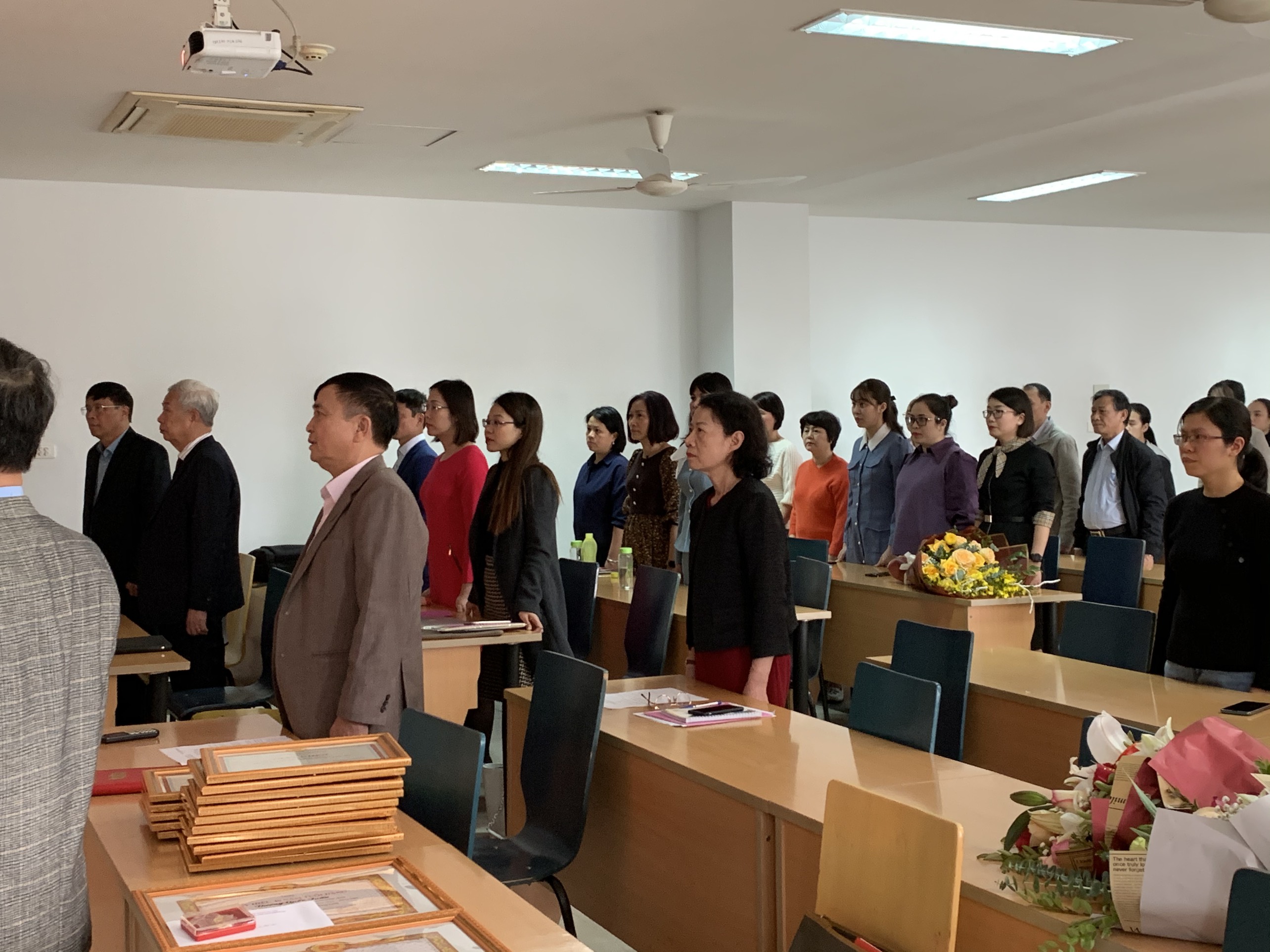 Đảng bộ trường Đại học Thăng Long tổ chức Lễ trao Huy hiệu 50, 40 năm tuổi Đảng